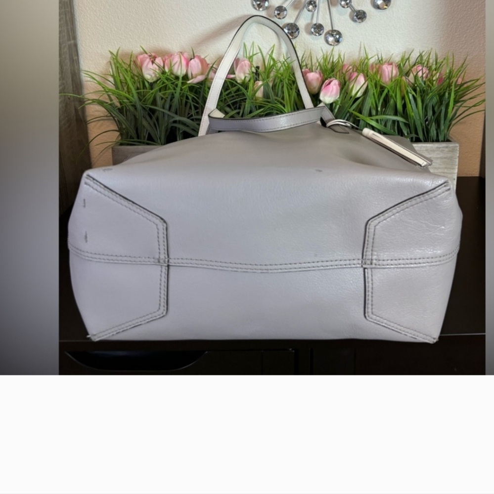 Kate Spade tote with tastle H-10 Width-12.5 - Picture 7 of 11